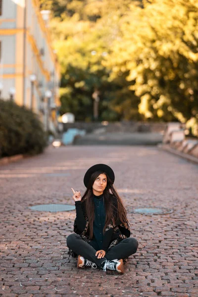 Молодая Женщина Сидит Городе Показать Палец Вверх Новая Идея Теплый — стоковое фото