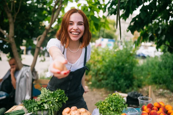 Femme Vendeur Comptoir Avec Des Légumes — Photo