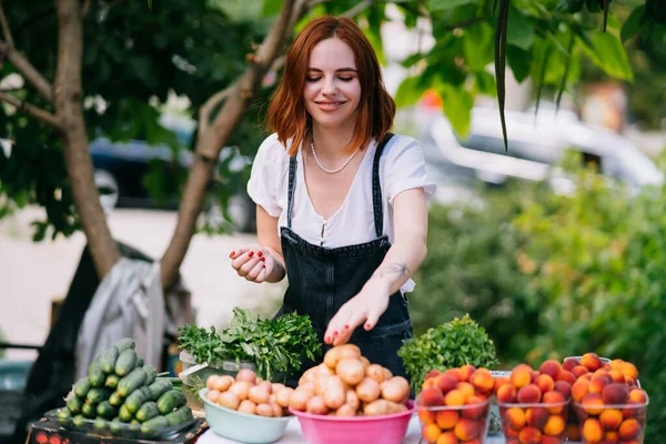 Woman Seller Counter Vegetables — Stok Foto