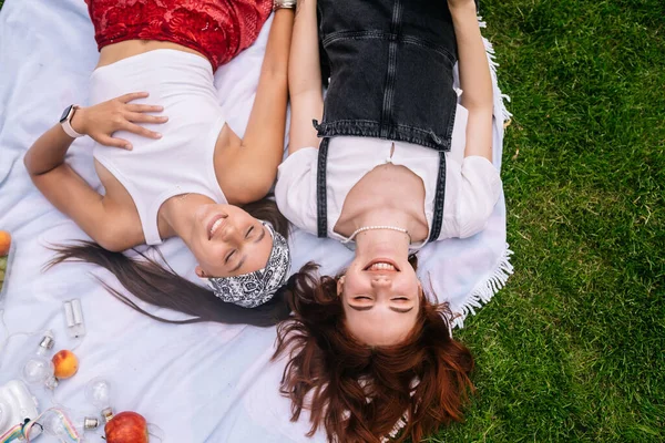 Two Women Having Picnic Together Laying Plaid Lawn — Stock Photo, Image