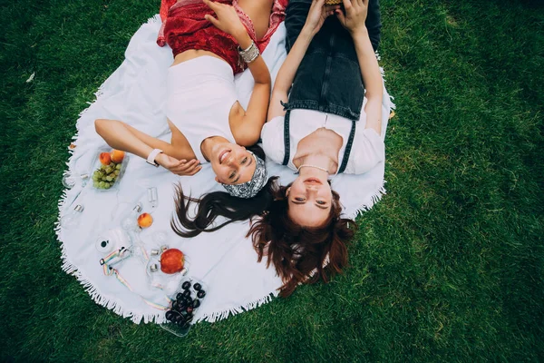 Two Women Having Picnic Together Laying Plaid Lawn — 스톡 사진