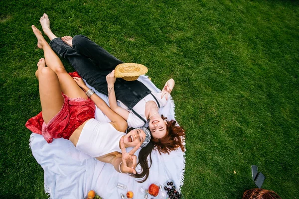 Two Women Having Picnic Together Laying Plaid Lawn — Φωτογραφία Αρχείου