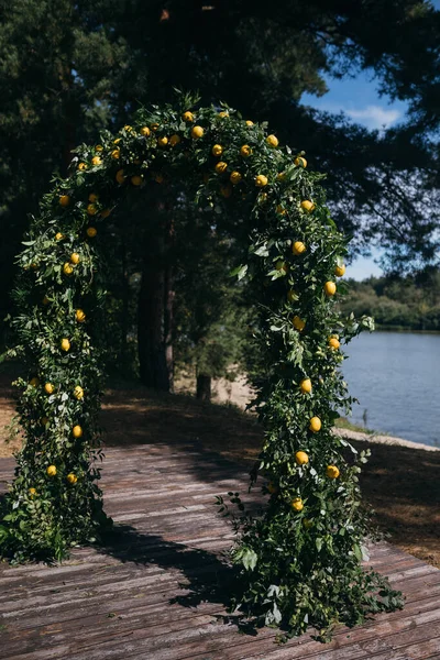 Γαμήλια Αψίδα Είναι Διακοσμημένη Πράσινα Φύλλα Και Λεμόνια Μια Αξιοσημείωτη — Φωτογραφία Αρχείου