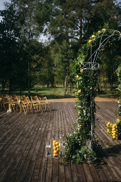 Γαμήλια Αψίδα Είναι Διακοσμημένη Πράσινα Φύλλα Και Λεμόνια Μια Αξιοσημείωτη — Φωτογραφία Αρχείου