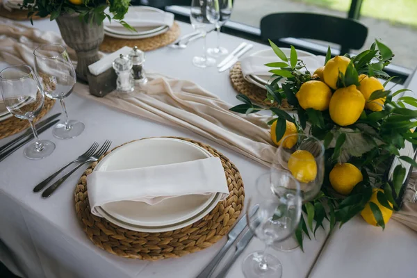 Γιορτινό Τραπέζι Στο Γαμήλιο Πάρτι Είναι Διακοσμημένο Λεμονάτες Στο Τραπέζι — Φωτογραφία Αρχείου