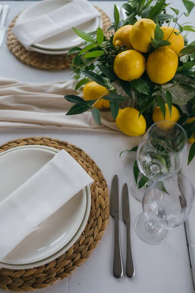 Festligt Bord Bröllopsfesten Dekorerade Med Citronarrangemang Bordet Står Tallrikar Med — Stockfoto