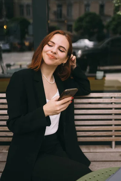 Caddedeki Kafedeki Çekici Esmer Kadın Bir Mesaj Okuyor Bir Telefon — Stok fotoğraf
