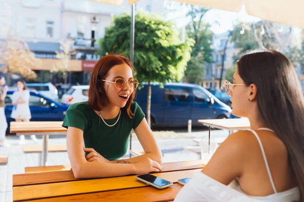 Duas Lindas Namoradas Conversando Enquanto Estavam Sentadas Bar Rua Cidade — Fotografia de Stock