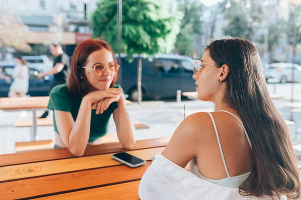 Zwei Hübsche Freundinnen Unterhalten Sich Während Sie Einer Bar Der — Stockfoto