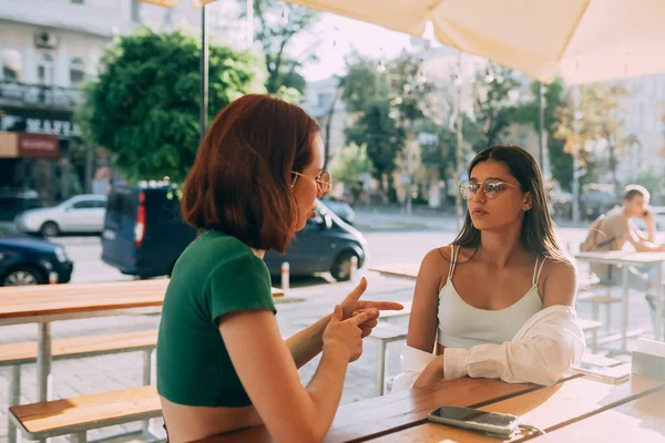 Duas Lindas Namoradas Conversando Enquanto Estavam Sentadas Bar Rua Cidade — Fotografia de Stock