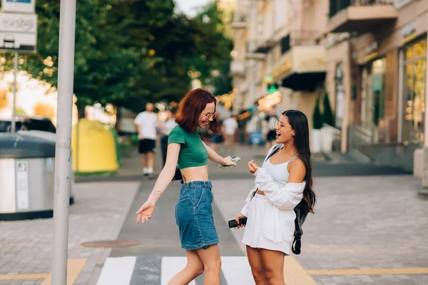 Incontro Due Amici Che Abbracciano Strada — Foto Stock