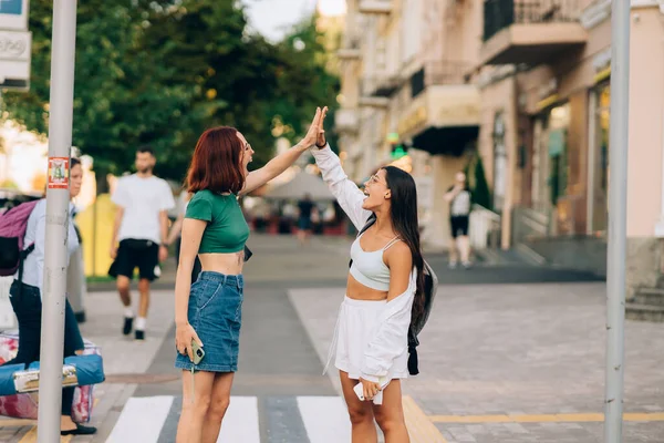 Başarılı Bir Çalışmadan Sonra Iki Üniversite Öğrencisi Beşlik Çakar — Stok fotoğraf