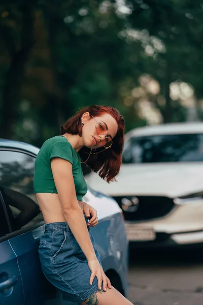 Arabanın Yanında Poz Veren Gözlüklü Genç Bir Kadın — Stok fotoğraf