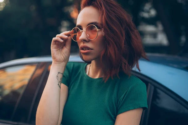 Jovem Mulher Óculos Posando Perto Carro — Fotografia de Stock