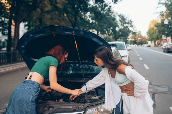 Mulheres Com Carro Avariado Estrada Procure Ajuda Alguém — Fotografia de Stock