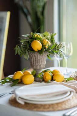 Düğündeki şenlik masası limon düzenlemeleriyle süslenmiştir.