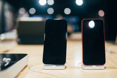 Akıllı telefonlar mağazadaki rıhtımda.