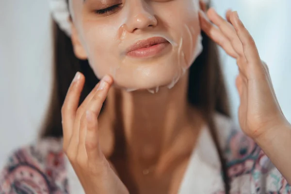 Jeune Modèle Appliquant Traitement Cosmétique Crème Sur Son Visage — Photo