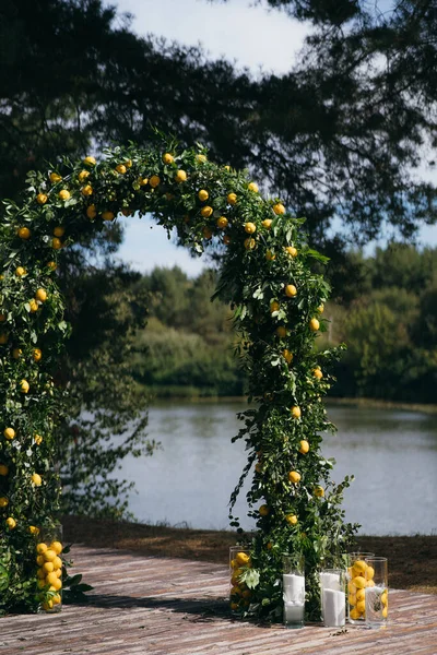 Весільна Арка Прикрашена Зеленим Листям Лимонами Чудовий Літній День — стокове фото
