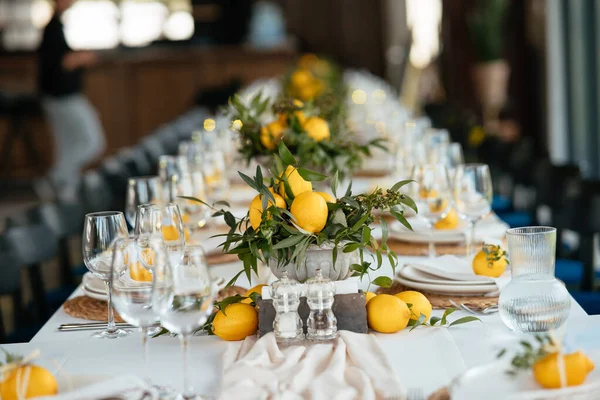 Святковий Стіл Весіллі Прикрашені Лимонними Аранжуваннями Столі Стоять Тарілки Серветками — стокове фото
