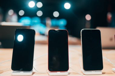 Akıllı telefonlar mağazadaki rıhtımda.