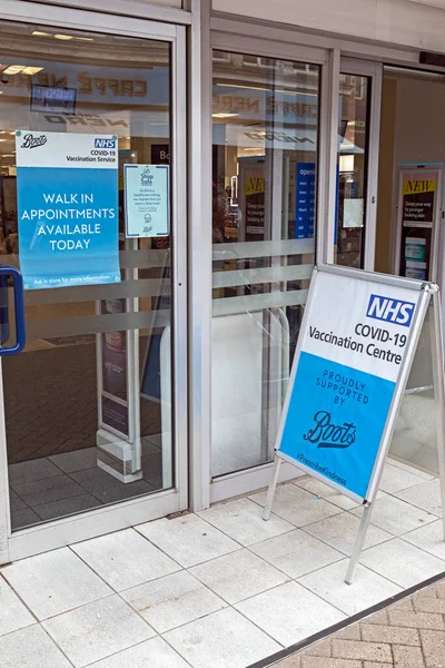 Weston-super-Mare, İngiltere 'deki Boots mağazasının önünde COVID-19 aşılarını destekleyen posterler.