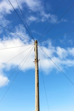 İngiltere 'de bir kasabadaki banliyö evlerine telefon kablosu taşıyan bir telgraf direği.