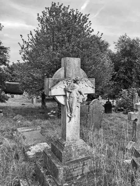 Ein Grabstein Bestehend Aus Einem Engel Und Einem Kreuz Auf — Stockfoto