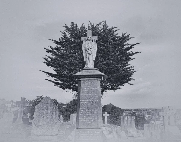 Ein Grabstein Bestehend Aus Einem Engel Und Einem Kreuz Auf — Stockfoto