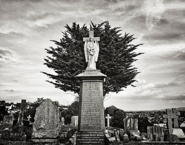 Ein Grabstein Bestehend Aus Einem Engel Und Einem Kreuz Auf — Stockfoto