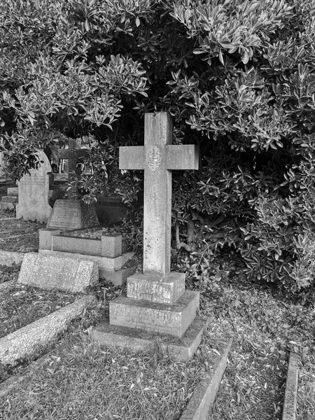 Uma Lápide Que Consiste Numa Cruz Num Canto Sombrio Cemitério — Fotografia de Stock
