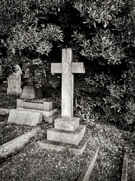 Ein Grabstein Bestehend Aus Einem Kreuz Einer Schattigen Ecke Des — Stockfoto