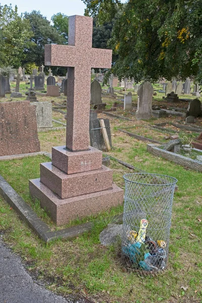 Soptunna Bland Gravstenarna Milton Road Cemetery Weston Super Mare Storbritannien — Stockfoto