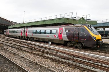 Sınıf 220 Voyager dizel elektrikli çoklu tren numarası 220033 Bristol Temple Meads istasyonunda CrossCountry tarafından işletiliyor..