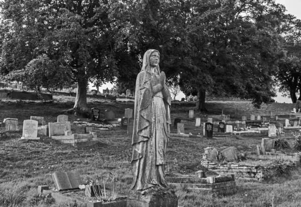 Kobieta Grobie Milton Road Cemetery Weston Super Mare Wielka Brytania — Zdjęcie stockowe