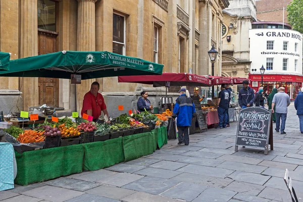 İngiltere 'nin Bristol kentindeki Corn Caddesi' ndeki market tezgahları