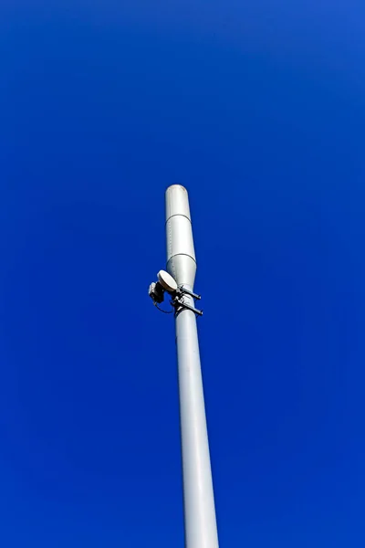 Açık Mavi Gökyüzünde Görünen Bir Cep Telefonu Direği — Stok fotoğraf