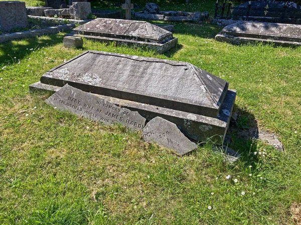 Uszkodzony Grób Cmentarzu Worle Wielka Brytania — Zdjęcie stockowe
