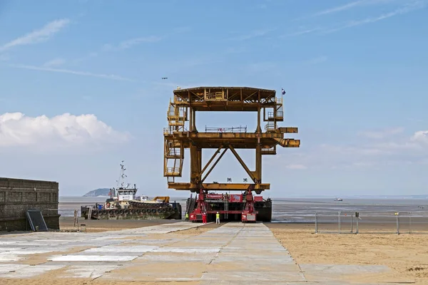 Canavar 13 Temmuz 2022 'de İngiltere' nin Weston-super-Mare kentindeki Tropicana 'ya doğru sürüklendi.