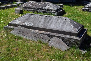 Worle, İngiltere 'deki kilise mezarlığında çürüyen bir mezar.