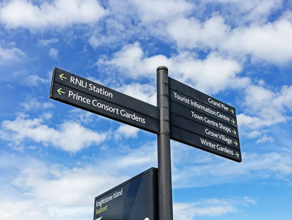 Ein Schild Weston Super Mare Großbritannien Das Touristen Verschiedenen Sehenswürdigkeiten — Stockfoto