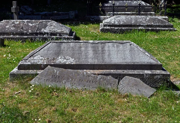 Rozpadający Się Grób Cmentarzu Worle Wielka Brytania — Zdjęcie stockowe