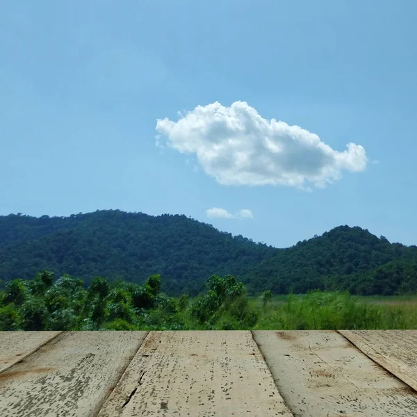 Старые Доски Зеленые Горы Голубое Небо Пушистые Белые Облака Используемые — стоковое фото