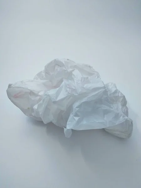 Skrynklig Vit Plastpåse Med Vit Bakgrund Ett Engångsmaterial Som Förorenar — Stockfoto