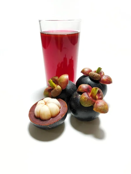 Beyaz arka plan tropikal meyvesi üzerinde mangosteen Taylandlılar ve Asyalılar arasında popülerdir..