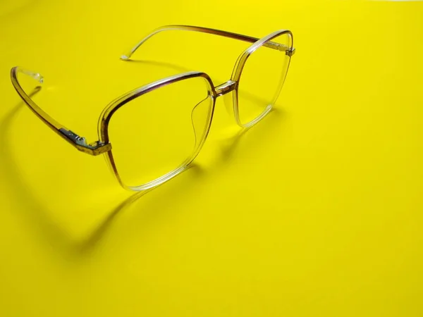 Glasögon Gul Bakgrund Kopiera Utrymme Ger Konceptet Att Bära Ögonskyddsglasögon — Stockfoto
