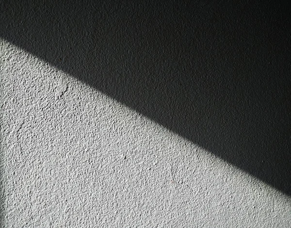 Weißer Betonwandhintergrund Mit Schwarzen Schatten Die Geraden Linien Verlaufen Zweifarbig — Stockfoto