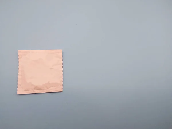 Kondomer Den Blå Bakgrunden Konceptet Att Förhindra Utbrott Infektionssjukdomar — Stockfoto