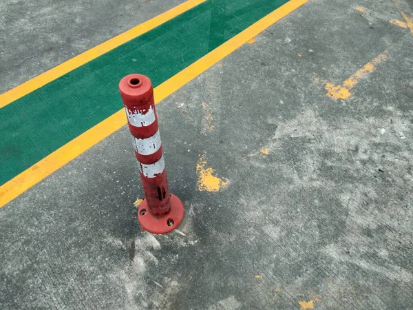 Rote Säulen Betongrenzkonzept — Stockfoto