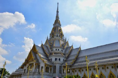 Beyaz pagoda altınla süslenmiş. Sothon Worawihan Tapınağı Tayland 'ın Chachoengsao eyaletinde yer almaktadır. Taylandlılar arasında popüler olan kutsal bir yerdir..